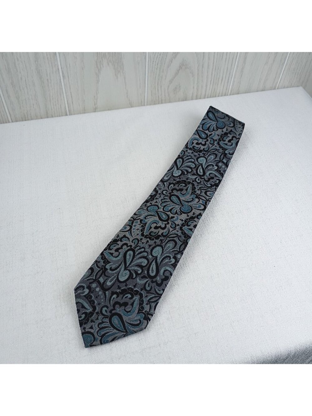 Van Heusen Blue, black floral print  100% Silk Men’s Neck tie